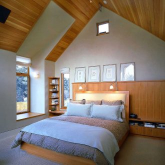 Κρεβάτι κοντά στο παράθυρο και το τοίχωμα επένδυσης