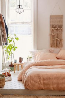 Κρεβάτι κεφαλάρι στο παράθυρο στο υπνοδωμάτιο σε παστέλ χρώματα