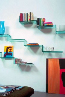 Γυάλινα ράφια στο σαλόνι