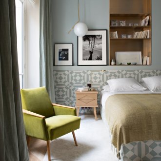 Κρεβάτι δίπλα στο παράθυρο στο υπνοδωμάτιο ρετρό