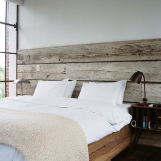 Κρεβάτι δίπλα στο παράθυρο