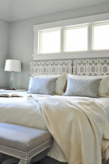 Κρεβάτι κεφαλιού στο γκρίζο παράθυρο υπνοδω