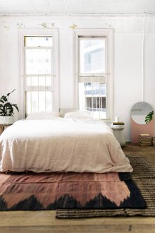 Κρεβάτι κεφαλιού στο παράθυρο σε μοντέρνο υπνοδωμάτιο