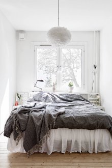 Σκηνικό κρεβάτι σκανδιναβικού στυλ στο παράθυρο υπνοδωματίου