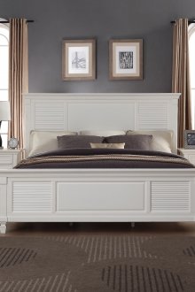 Κρεβάτι κρεβατιού στον τοίχο στο υπνοδωμάτιο