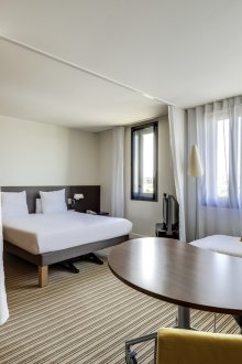 Κρεβάτι δίπλα στο παράθυρο στο διαμέρισμα στούντιο