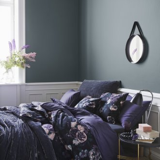 Κρεβάτι δίπλα στο παράθυρο στο σκοτεινό υπνοδωμάτιο