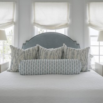 Κεφαλάρι στα τρία παράθυρα στο υπνοδωμάτιο