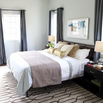 Βολική διάταξη κρεβατιού στο υπνοδωμάτιο