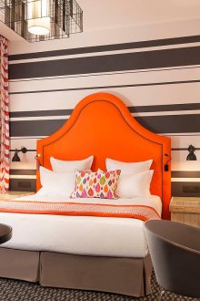 Κρεβατοκάμαρα στο φωτεινό παράθυρο υπνοδωματίου