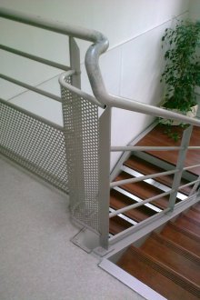 Schody na drugie piętro w domu na białej metalowej ramie