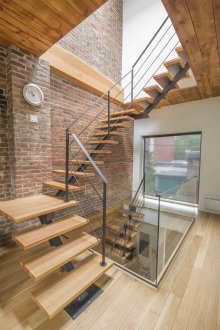 Σκάλα στον δεύτερο όροφο σε ένα σπίτι σε μεταλλικό σκελετό