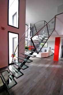 Σκάλα στον δεύτερο όροφο σε ένα σπίτι υψηλής τεχνολογίας