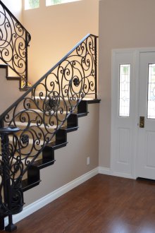 Σκάλες προς τον δεύτερο όροφο στην τέχνη σφυρηλάτηση σπίτι