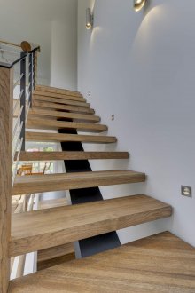 Σκάλες στον δεύτερο όροφο στο εσωτερικό του σπιτιού