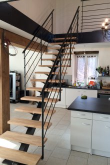 Σκάλες στον δεύτερο όροφο στην κουζίνα σε μεταλλικό σκελετό
