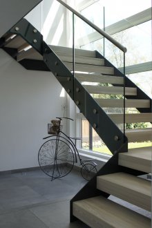 Σκάλα στον δεύτερο όροφο σε μεταλλικό σκελετό με πλαστικοποιημένα σκαλοπάτια