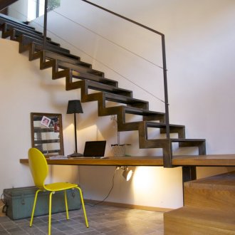 Η σκάλα στον δεύτερο όροφο είναι χτισμένη σε μεταλλικό σκελετό