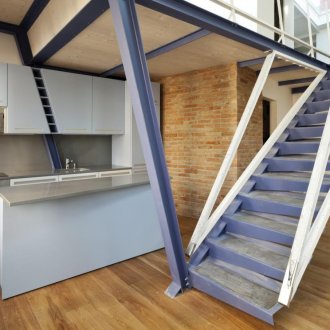 Σκάλες στον δεύτερο όροφο σε πατάρι από μεταλλικό σκελετό
