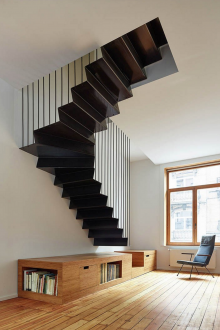 Σκάλα στον δεύτερο όροφο σε μοντέρνο μεταλλικό σκελετό