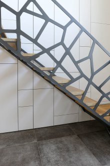 Η σκάλα στον δεύτερο όροφο σε ένα μεταλλικό σκελετό είναι πρωτότυπη