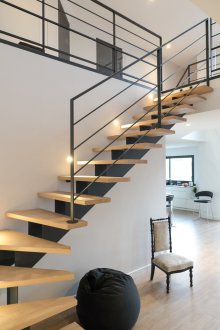 Σκάλα στον δεύτερο όροφο σε μεταλλικό σκελετό με οπίσθιο φωτισμό