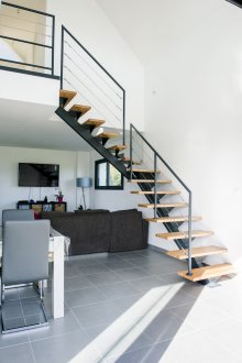 Η σκάλα στον δεύτερο όροφο σε ένα μεταλλικό σκελετό περιστρέφεται