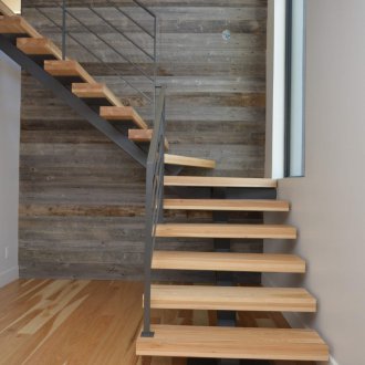 Σκάλες τοίχου στον δεύτερο όροφο σε μεταλλικό σκελετό