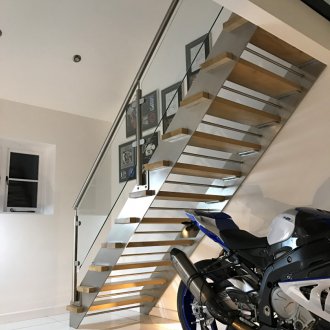 Ευθεία σκάλα στον δεύτερο όροφο σε μεταλλικό σκελετό