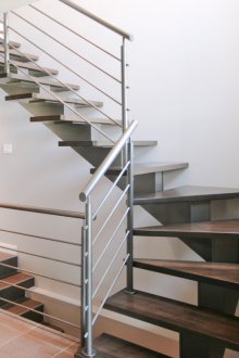 Σκάλες από χάλυβα στον δεύτερο όροφο σε μεταλλικό σκελετό