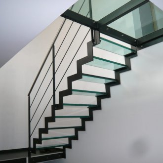 Σκάλα στον δεύτερο όροφο σε μεταλλικό σκελετό με βήματα από γυαλί.