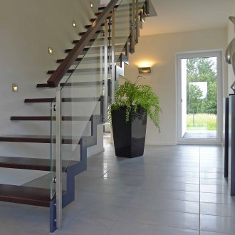 Σκάλες στον δεύτερο όροφο σε μεταλλικό σκελετό με κιγκλιδώματα από γυαλί