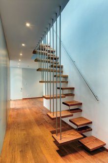 Σκάλες για τον δεύτερο όροφο σε ένα μεταλλικό πλαίσιο χήνας βήμα