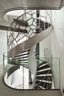 Σπειροειδής σκάλα στον δεύτερο όροφο