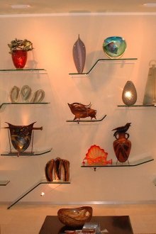 Γυάλινα ράφια στο καθιστικό για διακοσμητικά αξεσουάρ