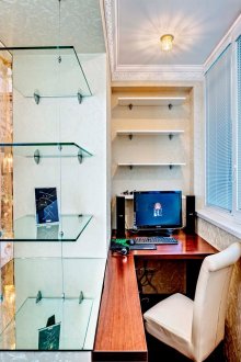 Γυάλινα ράφια σε ένα μικρό γραφείο