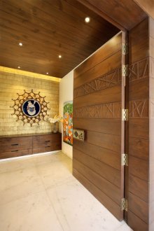 Πάνελ τοίχου για το διάδρομο σε εθνικό στυλ.