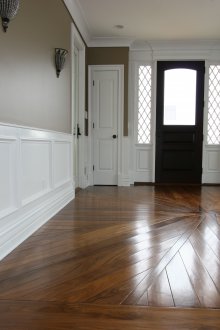 Πάνελ τοίχου στο διάδρομο