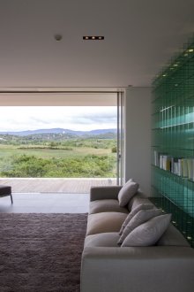 Μεγάλη βιβλιοθήκη γυαλιού στο εσωτερικό του σπιτιού