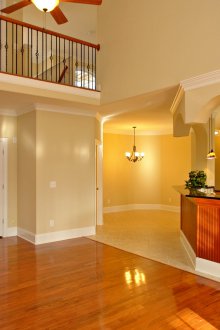 Κορνίζες στο εσωτερικό του σπιτιού