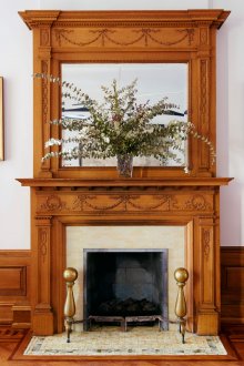 Κορνίζες στο εσωτερικό γύρω από το τζάκι