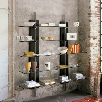 Γυάλινα ράφια στον τοίχο στο σαλόνι