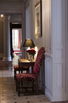 Κορνίζες στο εσωτερικό του διαδρόμου