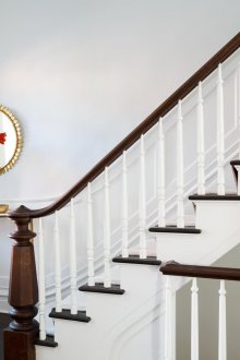 Κορνίζες στο εσωτερικό των σκαλοπατιών