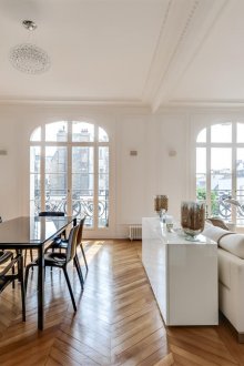 Κορνίζες στο εσωτερικό ενός διαμερίσματος στούντιο