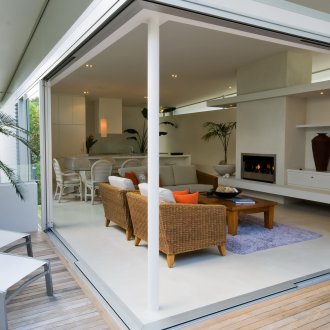 Κουζίνα μετατρέπεται εύκολα σε βεράντα με συρόμενες πόρτες