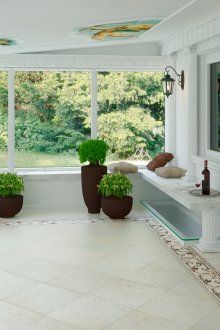 Πέτρινα παγκάκια στη βεράντα