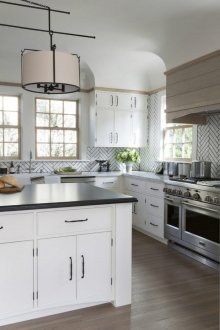 Σχεδιασμός κουζίνας 20 τ.μ. με ποδιά ψαροκόκαλου