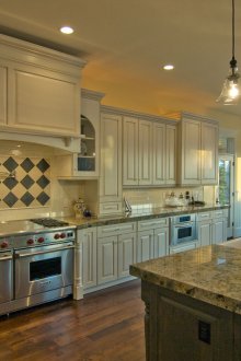 Σχεδιασμός κουζίνας 20 τ.μ. με παράθυρο κόλπων