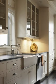 Σχεδιασμός κουζίνας 20 τ.μ. με έπιπλα γραφείου